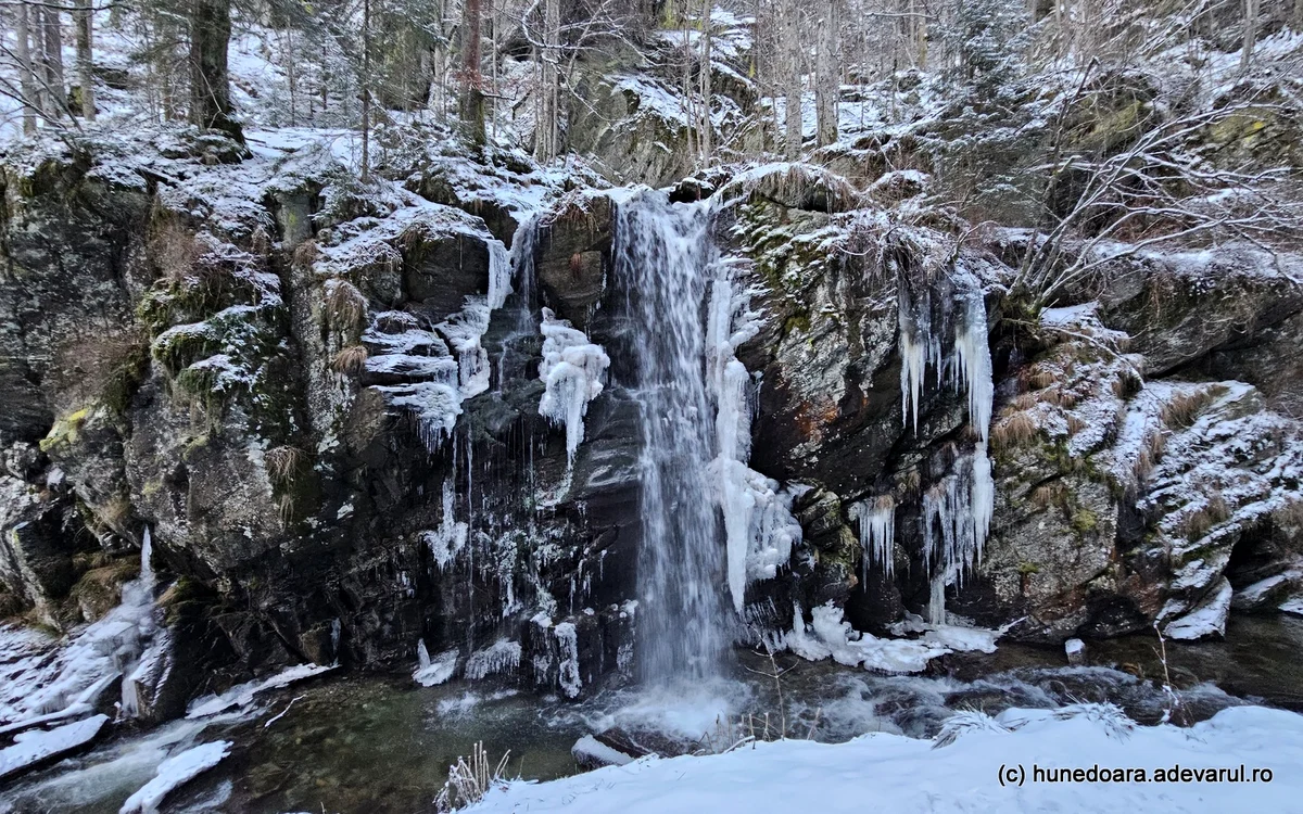 Cascadă în Cheile Jiețului. Foto: Daniel Guță. ADEVĂRUL