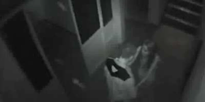 Tânărul de 22 de ani şi-a bătut cu sânge rece iubita în scara blocului
