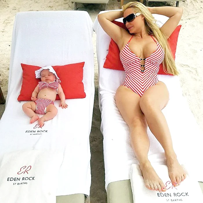 Două dive la plajă: mama bombă sexy, fiica bombă... cu pamperşi şi fundiţă