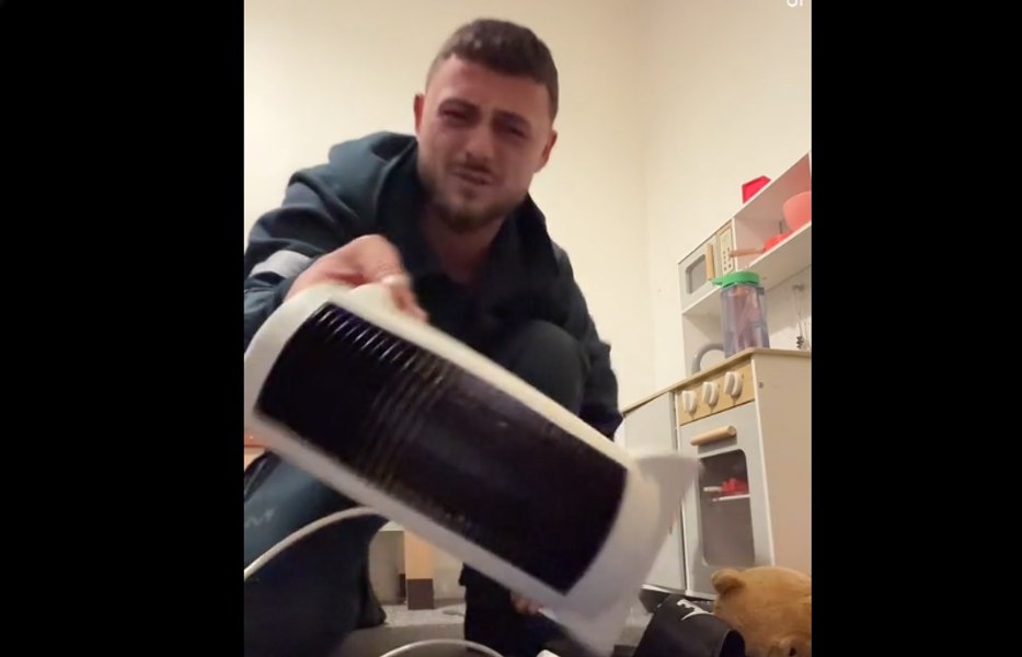 O nouă provocare stupidă pe TikTok: Utilizatorii se filmează aruncându-și pe picioare electrocasnice și alte obiecte din ce în ce mai grele 