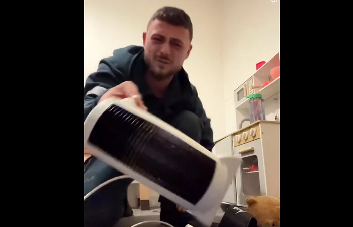 Provocarea este periculoasă. FOTO captură video TikTok/ Daily Mail