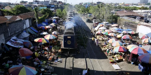 Vedere a unei pieţe instalate de-a lungul unei căi ferate din Taguig la sud de Manila Filipine FOTO EPA / Francis R Malasig