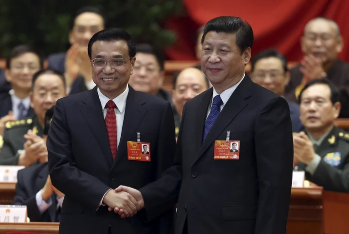 Premierul Li Keqiang (stânga) dă mâna cu preşedintele Xi Jinping FOTO Reuters