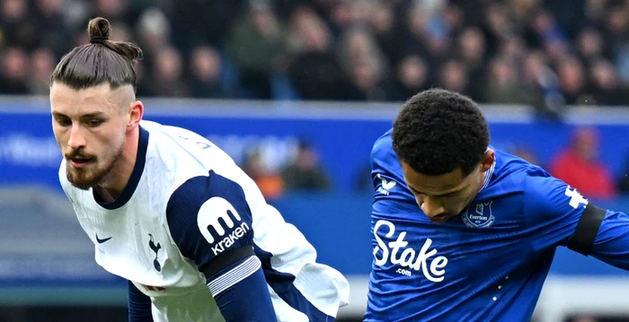 Radu Drăgușin, depășit de atacanții lui Everton. Foto Facebook Tottenham Hotspur