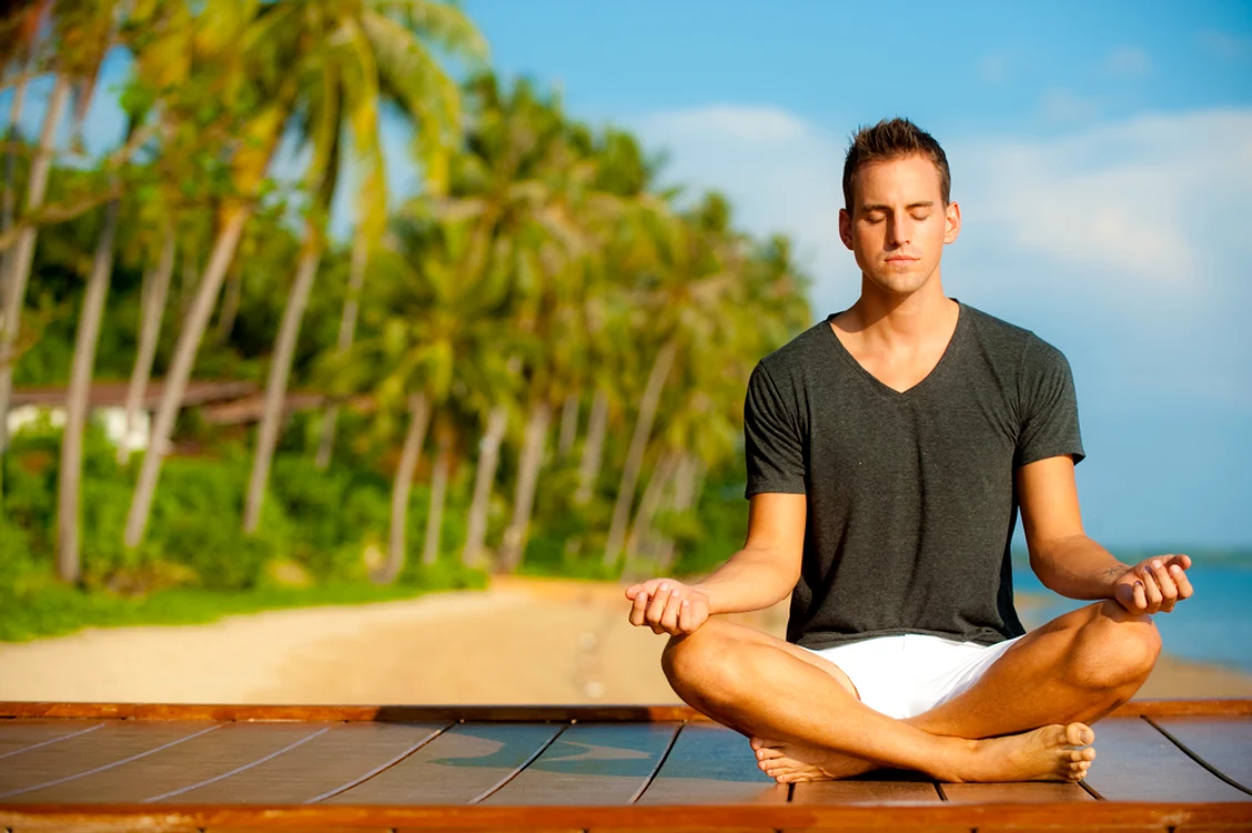 bărbat care face yoga  sursa   shutterstock jpg