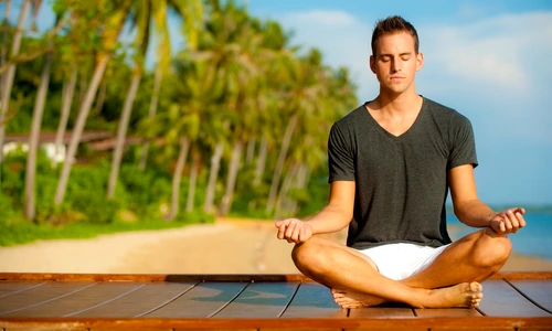 bărbat care face yoga  sursa   shutterstock jpg