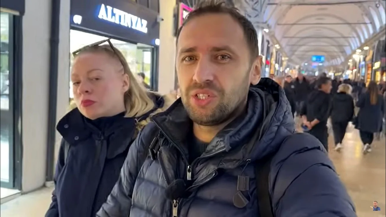 Volggerul Cosmin Avram, într-un bazar din Istanbul. FOTO: Captură video