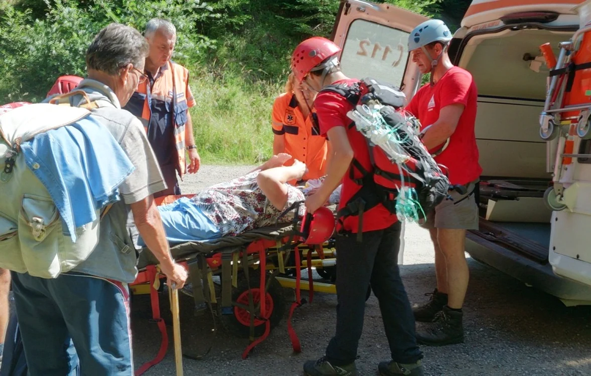 Salvamontiştii l-au ajutat pe bărbatul aflat în imposibilitatea de a se deplasa. ARHIVĂ.