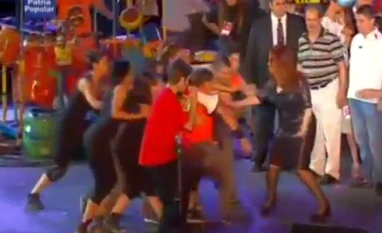 
    Cristina Kirchner a dansat cot la cot cu un grup de baieti  