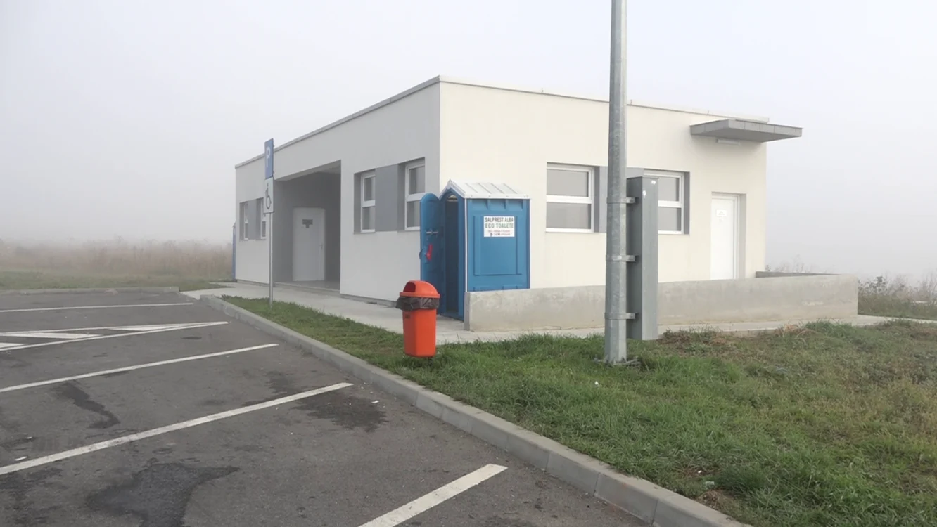 Toaleta are cabine pentru femei, bărbaţi şi persoane cu handicap FOTO:Oana Şlemco