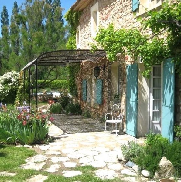 O pensionară care și-a investit toate economiile de-o viață într-o casă, a aflat că un autobuz îi va trece prin grădină: Iau antidepresive