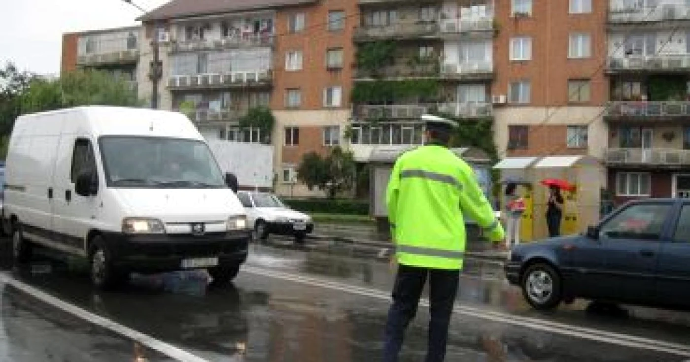 Oamenii legii aplică amenzi pe bandă rulantă
