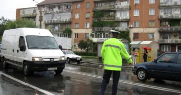 Oamenii legii aplică amenzi pe bandă rulantă