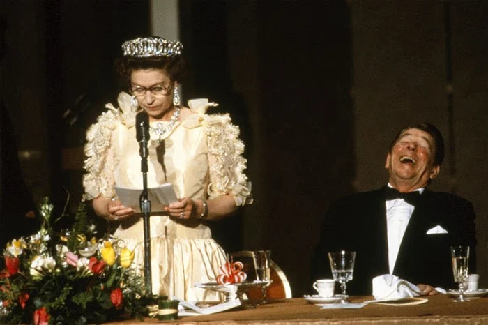 Regina Elisabeta a II-a la o dineu oficial organizat în onoarea ei de Ronald Reagan, în martie 1983.