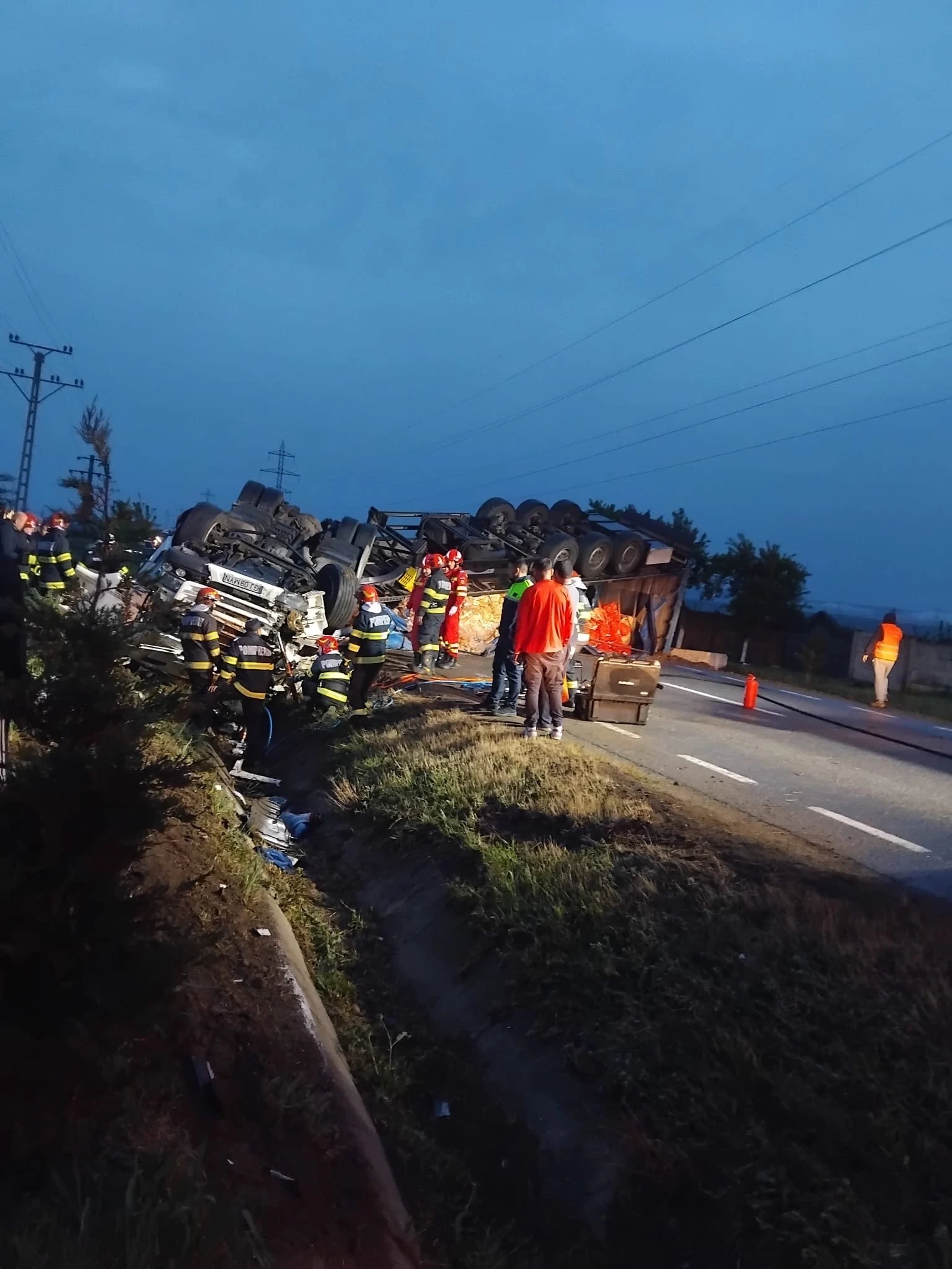 TIR răsturnat pe un drum național din Gorj după ce s-a cioncit cu o mașină. Unul dintre şoferi a murit