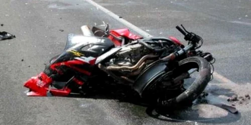 Motociclistul a intrat în plin într-un stâlp de telefonie fixă