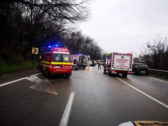 Accident pe DN7 - E81 în Vâlcea pe Dealul Negru - trei autoturisme implicate şi două victime Foto Adevărul