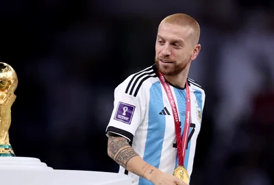 Papu Gomez Argentina trofeu Cupa Mondiala  Foto Gettyimages jpg