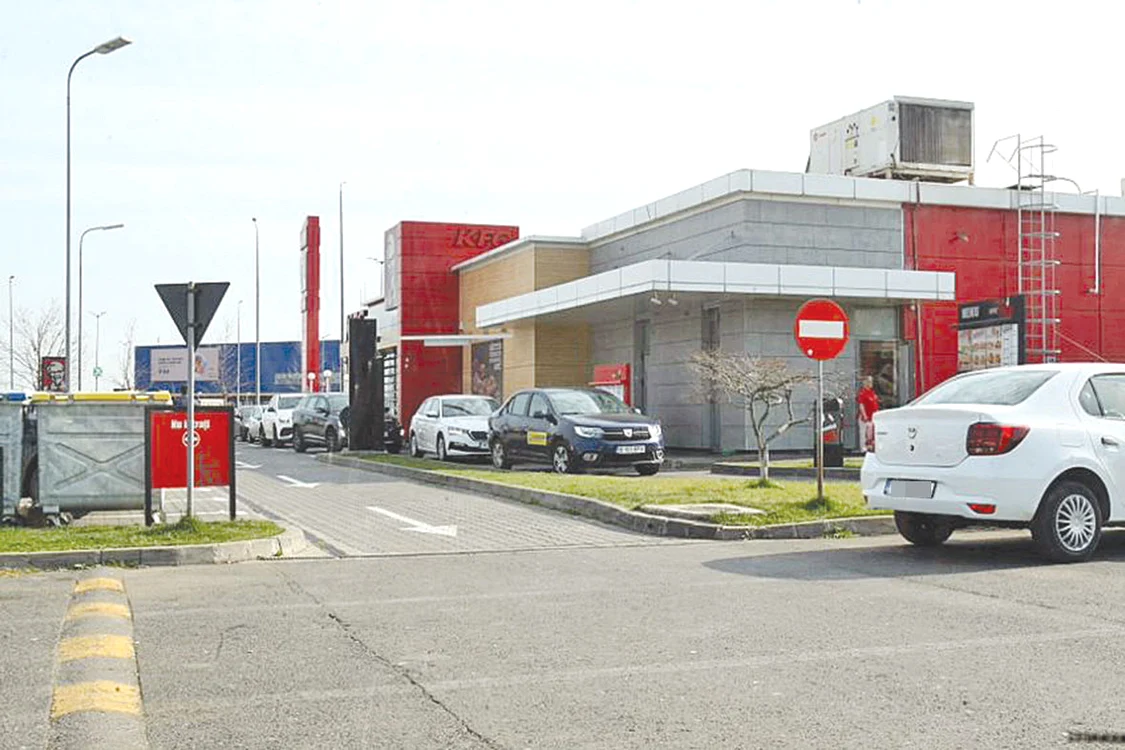 Coadă de mașini la restaurantele de tip drive-in 