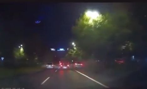 Momentul cumplit în care un șofer care făcea „liniuțe” în trafic provoacă un accident groaznic. Reacțiile sunt dure VIDEO