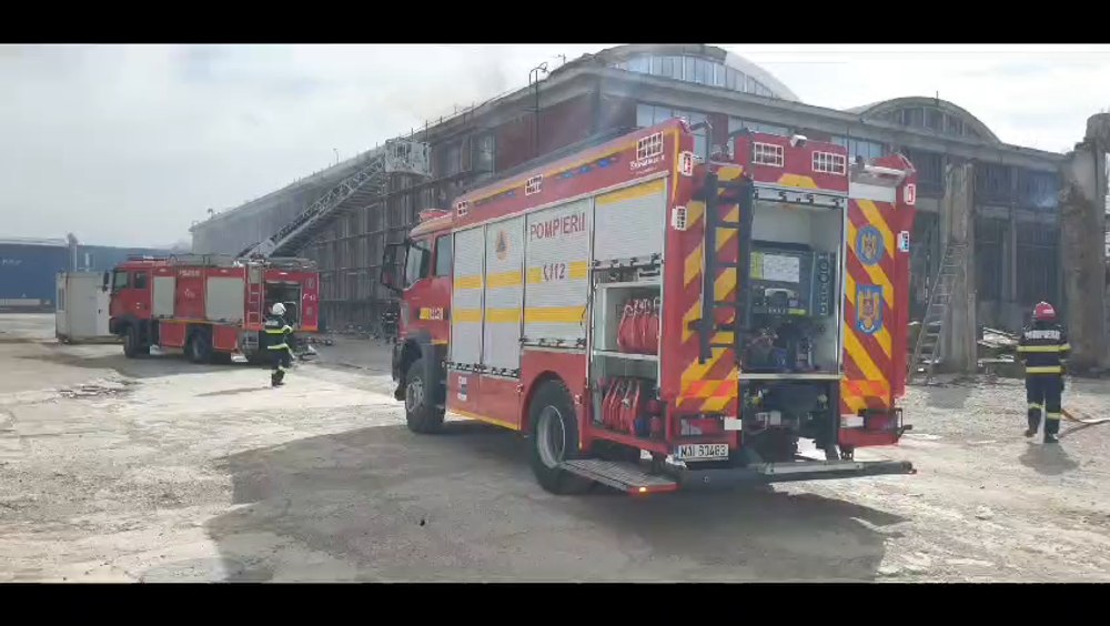Incendiu devastator, din cauza vântului, la o hală din Galați. Mașini avariate de copacii căzuți VIDEO 
