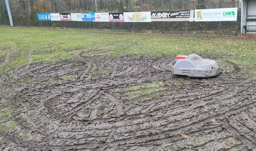 Un robot de tuns iarba a distrus terenul unui club din Germania: „Senzorii nu mai funcţionează corect”