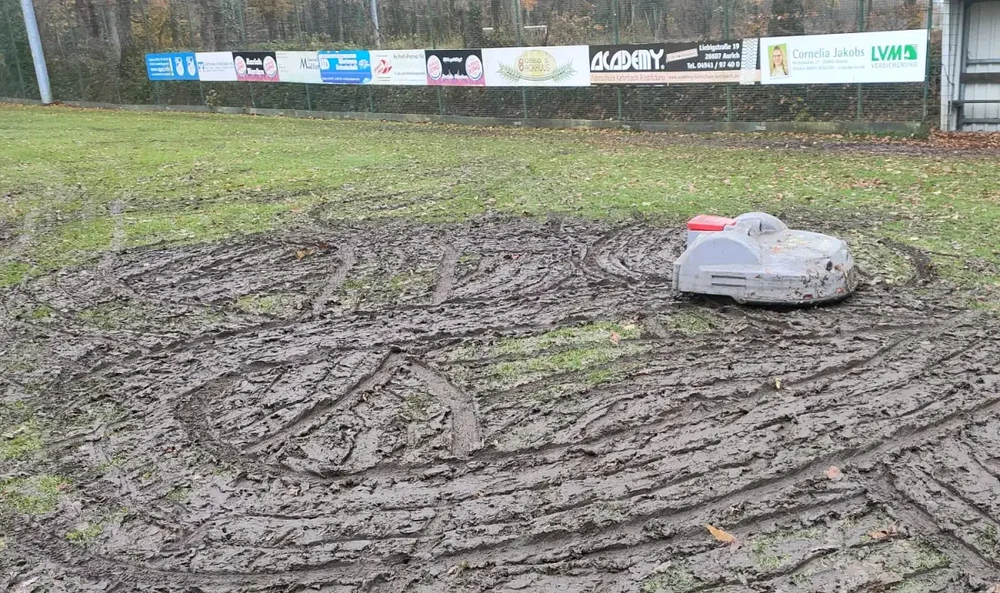 Un robot de tuns gazonul a distrus terenul unui club din Germania FOTO: NWZ Online