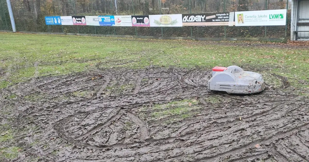 Robot de tuns iarba distruge terenul unui club german