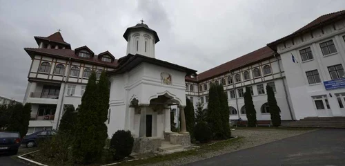 Biserica Schitului Inăteşti Vâlcea ale cărei chilii au fost spaţii pentru arest preventiv Foto ziaruldevalcea.ro