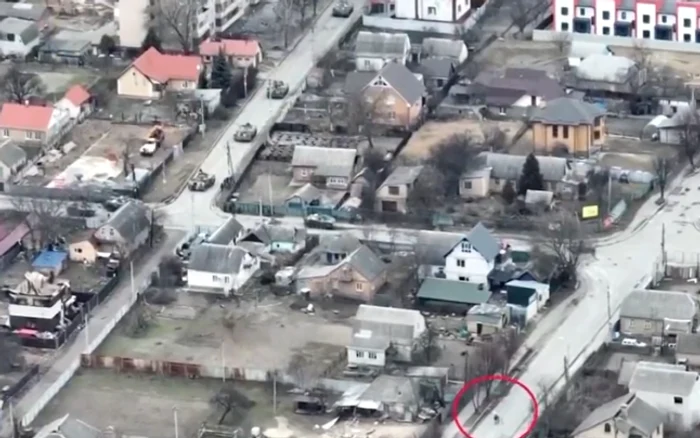 Un bicicilist a fost împușcat de un soldat aflat la bordul unui tanc Sursă: Captură video