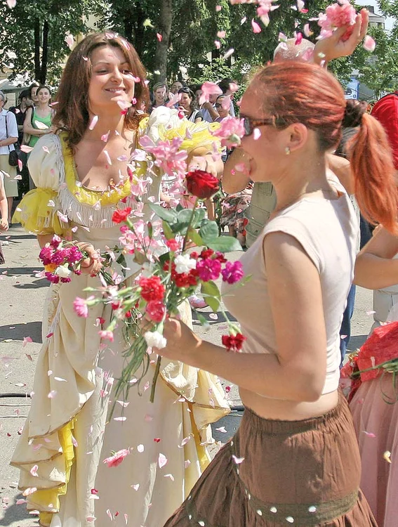 
    „Bătaia cu flori” nu va lipsi nici ea  din programul sărbătorii Capitalei,  fiind programată în două runde,  sâmbătă şi duminică în  Parcul CişmigiuFoto: Mediafax  