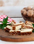 Napolitane cu caramel si nuci  Sursa foto shutterstock 2456580029 jpg