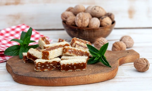 Napolitane cu caramel si nuci  Sursa foto shutterstock 2456580029 jpg