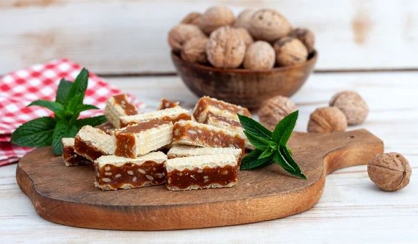 Napolitane cu caramel si nuci  Sursa foto shutterstock 2456580029 jpg