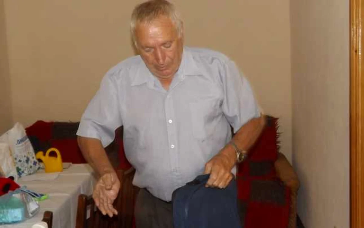 Vasile Budulan arată geanta în care ţinea banii FOTO Corina Macavei