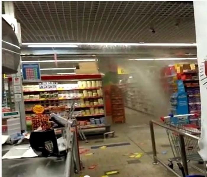 Apa a devastat rafturile magazinului FOTO Captură Youtube