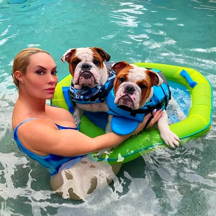 Coco Austin îi învață să înoate pe bulldogii de 9 lunifoto: Instagram