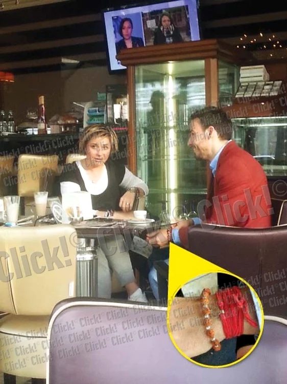 Adrian Cristea şi-a luat o brăţară indiană, la sfatul impresarei Anamaria Prodan, care are deja trei astfel de „talismane” (Fotografii: Mihai Ionescu)