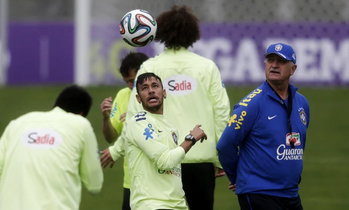 Scolari, cu ochii pe Neymar. FOTO: Reuters