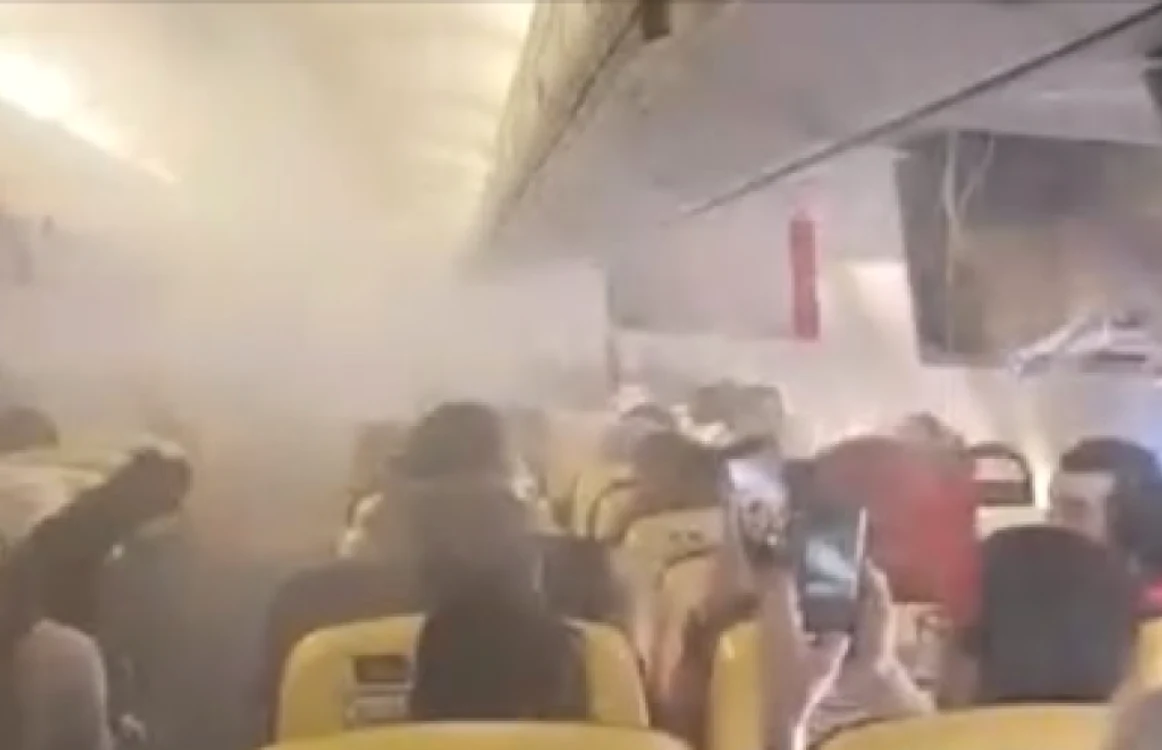 Cabina avionului Ryanair a fost inundată cu fum