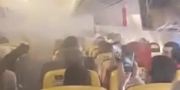 Fum la bordul unui avion Ryanair