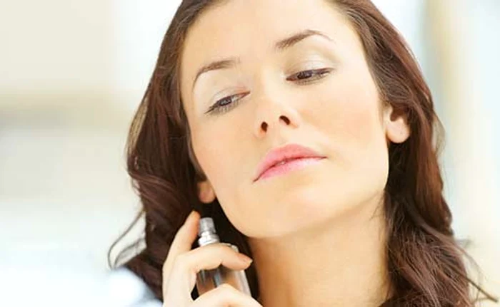 Parfumul se pulverizează la încheietura mâinii şi după ureche