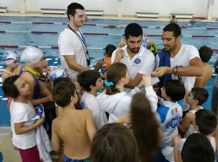 
    Micii înotători, alături de un multiplu campion  