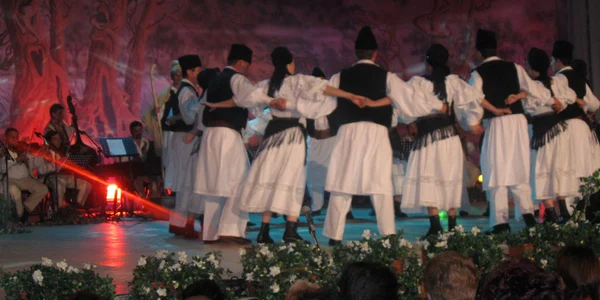 Festivalul cuprinde şi câteva momente de dansuri populare 