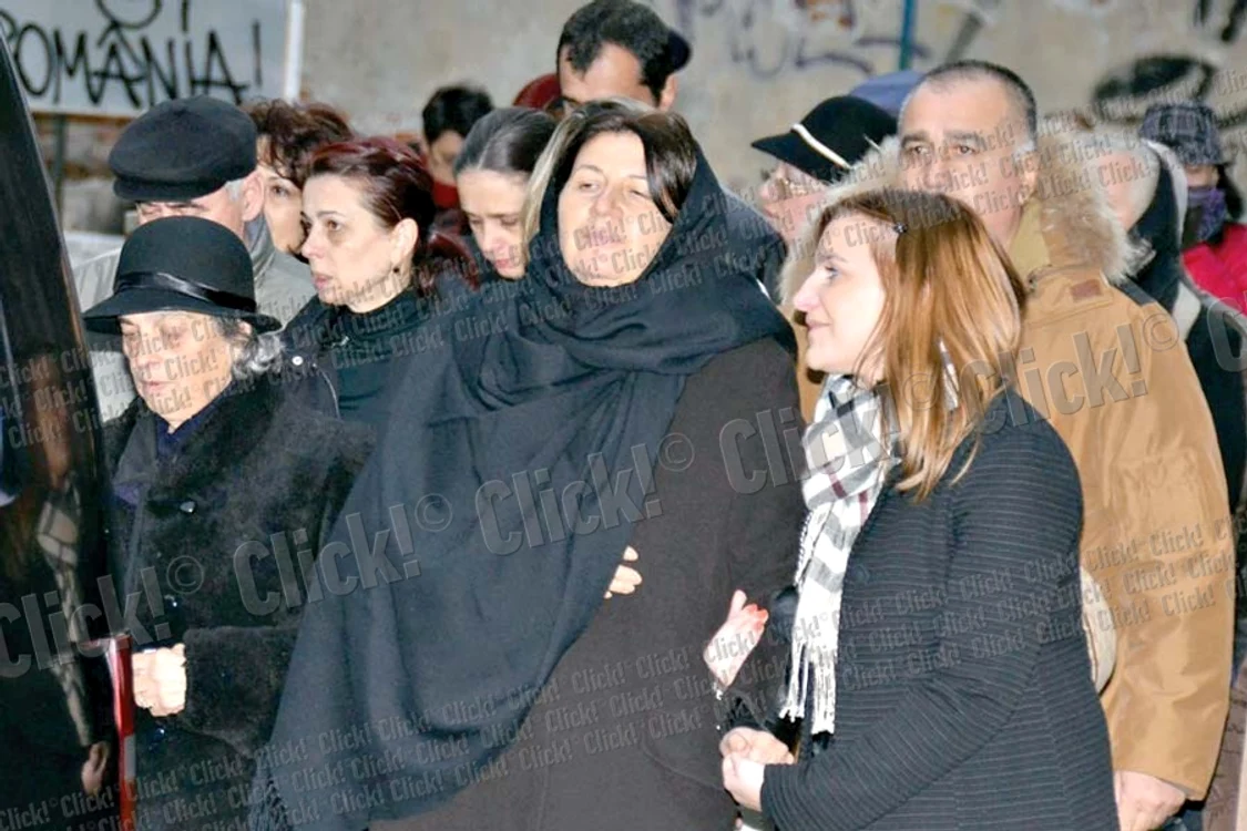 Plânsă şi obosită,  Irina şi-a făcut  apariţia la  Biserica Batiştei (Fotografii: Mihai Ionescu)