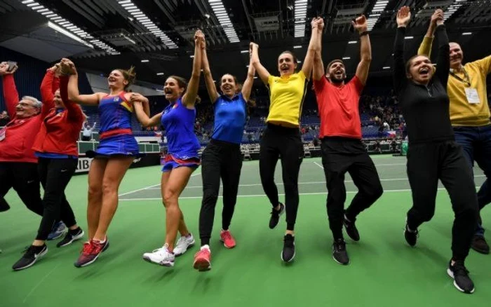 Fetele din echipa României vor să sărbătorească la Cluj aşa cum au făcut-o în Cehia. FOTO: Twitter / @FedCup