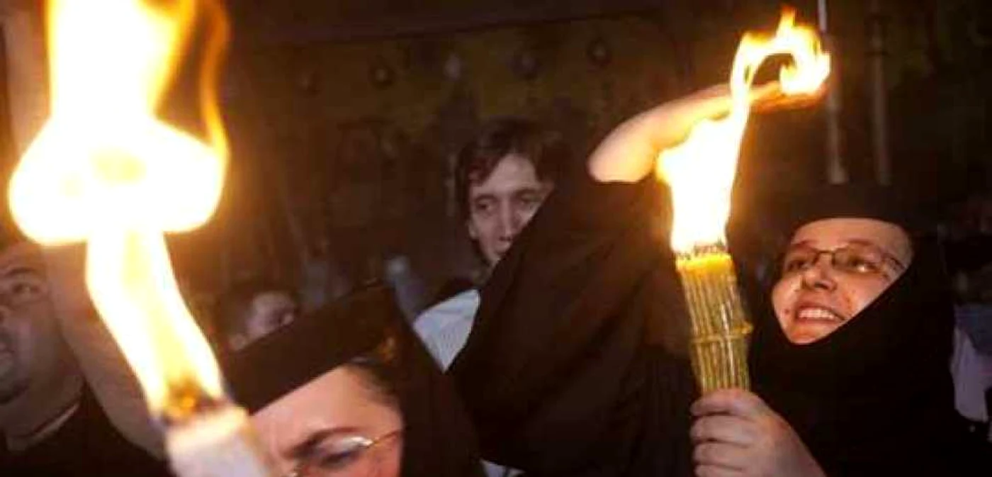 Ca în fiecare an, cu această ocazie, Înaltpreasfinţia Sa va dărui, clerului şi credincioşilor prezenţi, Lumina Sfântă de la Ierusalim, pe platoul din faţa Catedralei Mitropolitane