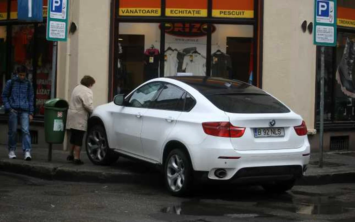 Şmecherul cu BMW X6 a blocat trotuarul