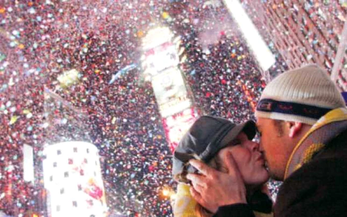 Sute de cupluri petrec Revelionul în Times Square   Foto: Reuters