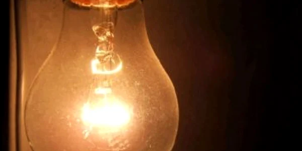 Magazinele nu se mai pot aproviziona cu becuri de 100 W din 1 septembrie